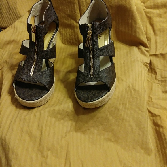 Michael Kors wedge heel shoes. Almost like new! - Picture 2 of 4